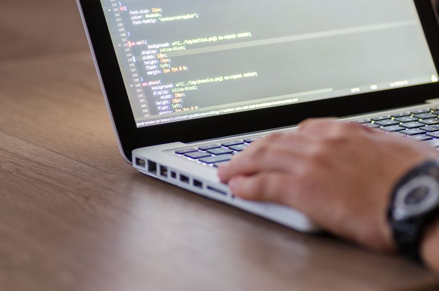 Laptop met programmeercode op het scherm