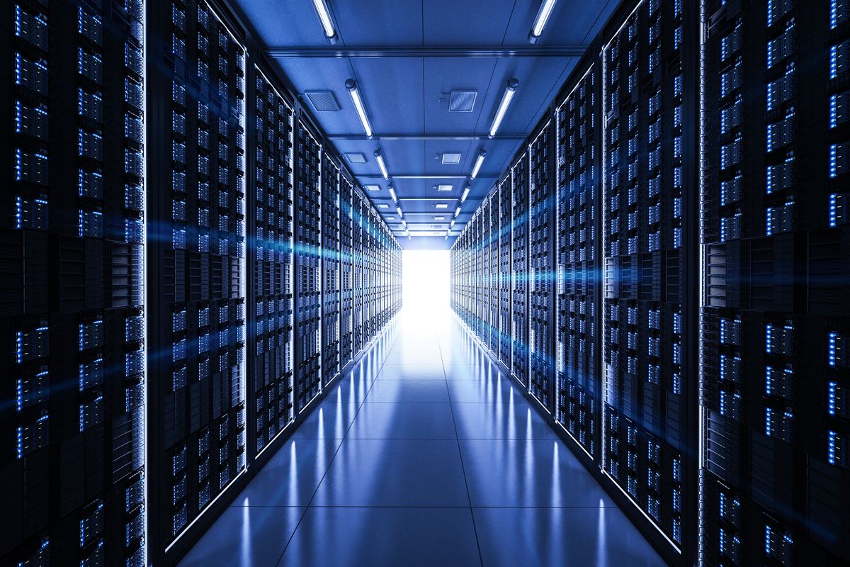 Gang tussen serverkasten in een datacenter